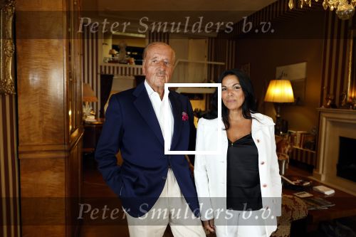 Amsterdam 4 mei 2025
Theo Hiddema met zijn vriendin Thana voor zijn huis / kantoor en haar schoonheidssalon in het centrum van Amsterdam.