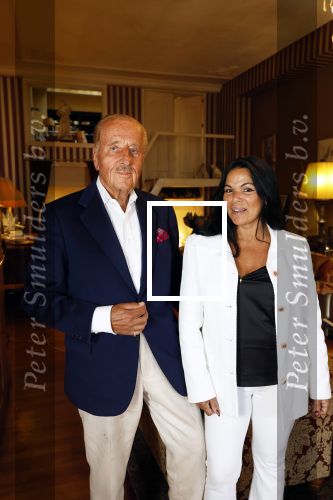 Amsterdam 4 mei 2025
Theo Hiddema met zijn vriendin Thana voor zijn huis / kantoor en haar schoonheidssalon in het centrum van Amsterdam.