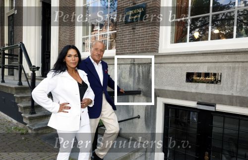 Amsterdam 4 mei 2025
Theo Hiddema met zijn vriendin Thana voor zijn huis / kantoor en haar schoonheidssalon in het centrum van Amsterdam.