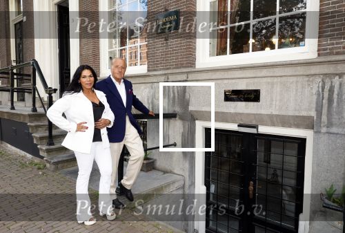 Amsterdam 4 mei 2025
Theo Hiddema met zijn vriendin Thana voor zijn huis / kantoor en haar schoonheidssalon in het centrum van Amsterdam.