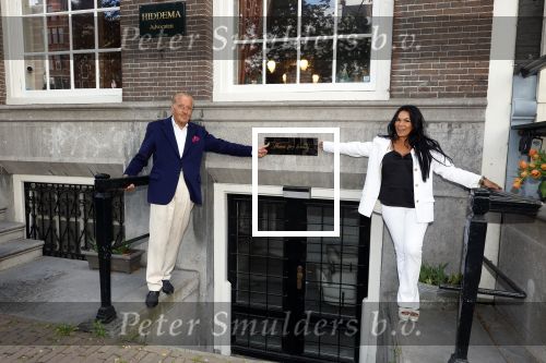 Amsterdam 4 mei 2025
Theo Hiddema met zijn vriendin Thana voor zijn huis / kantoor en haar schoonheidssalon in het centrum van Amsterdam.