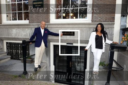Amsterdam 4 mei 2025
Theo Hiddema met zijn vriendin Thana voor zijn huis / kantoor en haar schoonheidssalon in het centrum van Amsterdam.