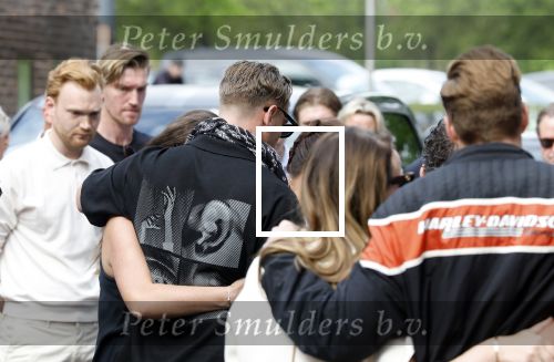 Zwolle 2 mei 2025
Vandaag is het afscheid van Jonnie Boer . er rijden 40 harley davidsons voor de kist van Jonnie Boer die op een zijspan staat.. Aanwezig zijn vrouw Therese Boer Dochter Isabelle en zoon Jimmie . Verder aanwezig Oos Kesbeke (met vrouw ) Rene Froger en Natasja Froger alsmede Astrid Joosten met haar man Rob Peters. Voor de Librije liggen heel veel bloemen