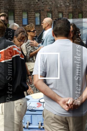 Zwolle 2 mei 2025
Vandaag is het afscheid van Jonnie Boer . er rijden 40 harley davidsons voor de kist van Jonnie Boer die op een zijspan staat.. Aanwezig zijn vrouw Therese Boer Dochter Isabelle en zoon Jimmie . Verder aanwezig Oos Kesbeke (met vrouw ) Rene Froger en Natasja Froger alsmede Astrid Joosten met haar man Rob Peters. Voor de Librije liggen heel veel bloemen