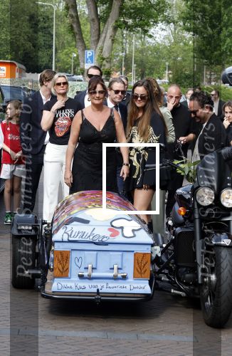 Zwolle 2 mei 2025
Vandaag is het afscheid van Jonnie Boer . er rijden 40 harley davidsons voor de kist van Jonnie Boer die op een zijspan staat.. Aanwezig zijn vrouw Therese Boer Dochter Isabelle en zoon Jimmie . Verder aanwezig Oos Kesbeke (met vrouw ) Rene Froger en Natasja Froger alsmede Astrid Joosten met haar man Rob Peters. Voor de Librije liggen heel veel bloemen