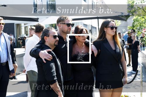 Zwolle 1 mei 2025
Herdenkingsdienst Jonnie Boer bij de Librije . Therese Boer Jimmie Boer en Isabelle Boer en links chefkok Nelson Tanate