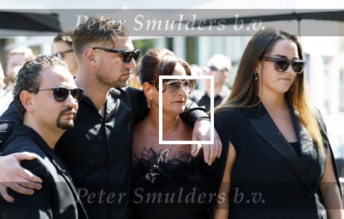Zwolle 1 mei 2025
Herdenkingsdienst Jonnie Boer bij de Librije . Therese Boer Jimmie Boer en Isabelle Boer en links chefkok Nelson Tanate