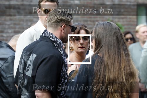 Zwolle 2 mei 2025
Vandaag is het afscheid van Jonnie Boer . er rijden 40 harley davidsons voor de kist van Jonnie Boer die op een zijspan staat.. Aanwezig zijn vrouw Therese Boer Dochter Isabelle en zoon Jimmie . Verder aanwezig Oos Kesbeke (met vrouw ) Rene Froger en Natasja Froger alsmede Astrid Joosten met haar man Rob Peters. Voor de Librije liggen heel veel bloemen