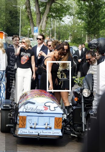 Zwolle 2 mei 2025
Vandaag is het afscheid van Jonnie Boer . er rijden 40 harley davidsons voor de kist van Jonnie Boer die op een zijspan staat.. Aanwezig zijn vrouw Therese Boer Dochter Isabelle en zoon Jimmie . Verder aanwezig Oos Kesbeke (met vrouw ) Rene Froger en Natasja Froger alsmede Astrid Joosten met haar man Rob Peters. Voor de Librije liggen heel veel bloemen