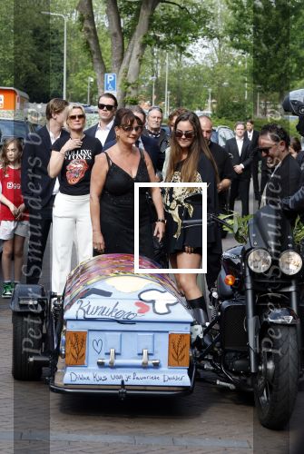 Zwolle 2 mei 2025
Vandaag is het afscheid van Jonnie Boer . er rijden 40 harley davidsons voor de kist van Jonnie Boer die op een zijspan staat.. Aanwezig zijn vrouw Therese Boer Dochter Isabelle en zoon Jimmie . Verder aanwezig Oos Kesbeke (met vrouw ) Rene Froger en Natasja Froger alsmede Astrid Joosten met haar man Rob Peters. Voor de Librije liggen heel veel bloemen