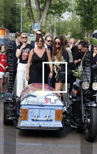 Zwolle 2 mei 2025
Vandaag is het afscheid van Jonnie Boer . er rijden 40 harley davidsons voor de kist van Jonnie Boer die op een zijspan staat.. Aanwezig zijn vrouw Therese Boer Dochter Isabelle en zoon Jimmie . Verder aanwezig Oos Kesbeke (met vrouw ) Rene Froger en Natasja Froger alsmede Astrid Joosten met haar man Rob Peters. Voor de Librije liggen heel veel bloemen