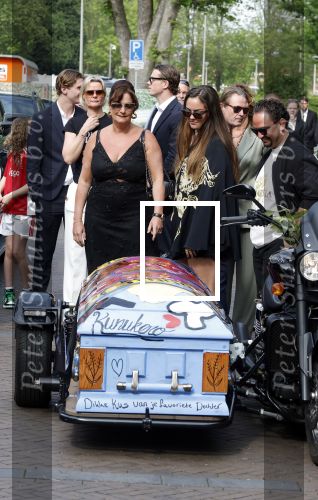 Zwolle 2 mei 2025
Vandaag is het afscheid van Jonnie Boer . er rijden 40 harley davidsons voor de kist van Jonnie Boer die op een zijspan staat.. Aanwezig zijn vrouw Therese Boer Dochter Isabelle en zoon Jimmie . Verder aanwezig Oos Kesbeke (met vrouw ) Rene Froger en Natasja Froger alsmede Astrid Joosten met haar man Rob Peters. Voor de Librije liggen heel veel bloemen