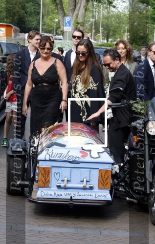 Zwolle 2 mei 2025
Vandaag is het afscheid van Jonnie Boer . er rijden 40 harley davidsons voor de kist van Jonnie Boer die op een zijspan staat.. Aanwezig zijn vrouw Therese Boer Dochter Isabelle en zoon Jimmie . Verder aanwezig Oos Kesbeke (met vrouw ) Rene Froger en Natasja Froger alsmede Astrid Joosten met haar man Rob Peters. Voor de Librije liggen heel veel bloemen