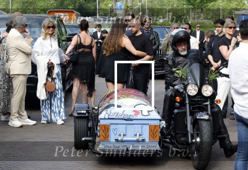 Zwolle 2 mei 2025
Vandaag is het afscheid van Jonnie Boer . er rijden 40 harley davidsons voor de kist van Jonnie Boer die op een zijspan staat.. Aanwezig zijn vrouw Therese Boer Dochter Isabelle en zoon Jimmie . Verder aanwezig Oos Kesbeke (met vrouw ) Rene Froger en Natasja Froger alsmede Astrid Joosten met haar man Rob Peters. Voor de Librije liggen heel veel bloemen