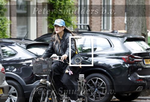 Amsterdam 23 mei 2025
Tina de Bruin (met smiley peteje) op de fiets in Amsterdam zuid.