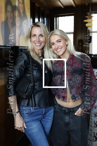 Amsterdam 8 mei 2025
Premiere dochters tijdens het event van friends of the brands in hotel the Grand . Vivian Reys kwam met dochter Day Ewbank