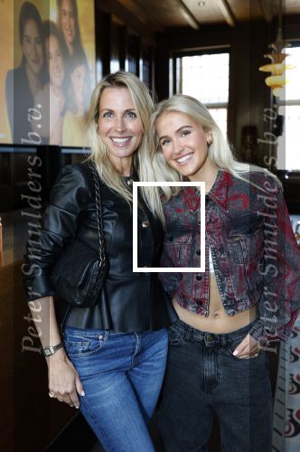 Amsterdam 8 mei 2025
Premiere dochters tijdens het event van friends of the brands in hotel the Grand . Vivian Reys kwam met dochter Day Ewbank