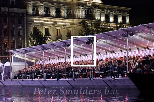 Amsterdam 5 mei 2026
5 mei Concert op de Amstel voor bevrijdingsdag . Koning Willem Alexander en Koningin Maxima zijn aanwezig .
Tineke Schouten en Splinter Chabot presenteren het . De artiesten die opterden zijn Roxeanne Hazes Acda en de Munnik Miss Envy Peru Edsilia Rombley Rolf Sanches en Fleur Raateland . Jamai Looman is dirigent .