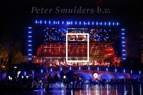 Amsterdam 5 mei 2026
5 mei Concert op de Amstel voor bevrijdingsdag . Koning Willem Alexander en Koningin Maxima zijn aanwezig .
Tineke Schouten en Splinter Chabot presenteren het . De artiesten die opterden zijn Roxeanne Hazes Acda en de Munnik Miss Envy Peru Edsilia Rombley Rolf Sanches en Fleur Raateland . Jamai Looman is dirigent .