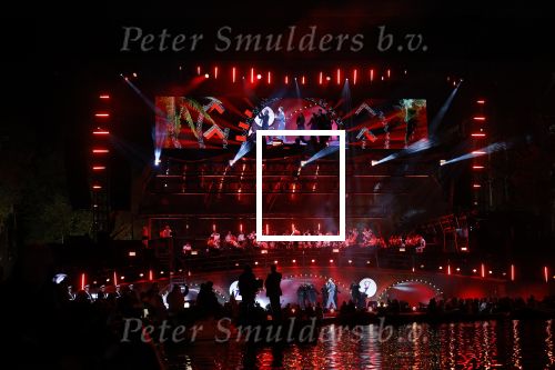 Amsterdam 5 mei 2026
5 mei Concert op de Amstel voor bevrijdingsdag . Koning Willem Alexander en Koningin Maxima zijn aanwezig .
Tineke Schouten en Splinter Chabot presenteren het . De artiesten die opterden zijn Roxeanne Hazes Acda en de Munnik Miss Envy Peru Edsilia Rombley Rolf Sanches en Fleur Raateland . Jamai Looman is dirigent .