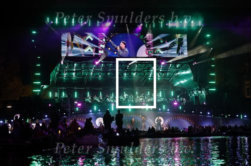 Amsterdam 5 mei 2026
5 mei Concert op de Amstel voor bevrijdingsdag . Koning Willem Alexander en Koningin Maxima zijn aanwezig .
Tineke Schouten en Splinter Chabot presenteren het . De artiesten die opterden zijn Roxeanne Hazes Acda en de Munnik Miss Envy Peru Edsilia Rombley Rolf Sanches en Fleur Raateland . Jamai Looman is dirigent .