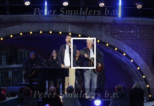 Amsterdam 5 mei 2026
5 mei Concert op de Amstel voor bevrijdingsdag . Koning Willem Alexander en Koningin Maxima zijn aanwezig .
Tineke Schouten en Splinter Chabot presenteren het . De artiesten die opterden zijn Roxeanne Hazes Acda en de Munnik Miss Envy Peru Edsilia Rombley Rolf Sanches en Fleur Raateland . Jamai Looman is dirigent .