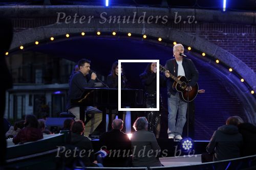 Amsterdam 5 mei 2026
5 mei Concert op de Amstel voor bevrijdingsdag . Koning Willem Alexander en Koningin Maxima zijn aanwezig .
Tineke Schouten en Splinter Chabot presenteren het . De artiesten die opterden zijn Roxeanne Hazes Acda en de Munnik Miss Envy Peru Edsilia Rombley Rolf Sanches en Fleur Raateland . Jamai Looman is dirigent .