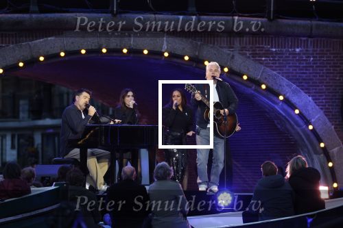 Amsterdam 5 mei 2026
5 mei Concert op de Amstel voor bevrijdingsdag . Koning Willem Alexander en Koningin Maxima zijn aanwezig .
Tineke Schouten en Splinter Chabot presenteren het . De artiesten die opterden zijn Roxeanne Hazes Acda en de Munnik Miss Envy Peru Edsilia Rombley Rolf Sanches en Fleur Raateland . Jamai Looman is dirigent .