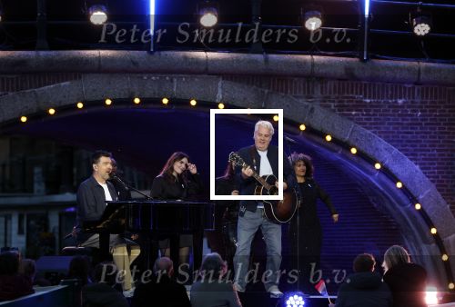 Amsterdam 5 mei 2026
5 mei Concert op de Amstel voor bevrijdingsdag . Koning Willem Alexander en Koningin Maxima zijn aanwezig .
Tineke Schouten en Splinter Chabot presenteren het . De artiesten die opterden zijn Roxeanne Hazes Acda en de Munnik Miss Envy Peru Edsilia Rombley Rolf Sanches en Fleur Raateland . Jamai Looman is dirigent .