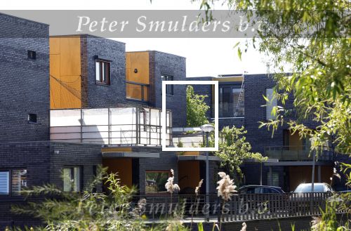Almere 9 mei 2026
Ali B bij zijn huis een paar dagen na de uitspraak . Hij geniet lekker van het zonnetje