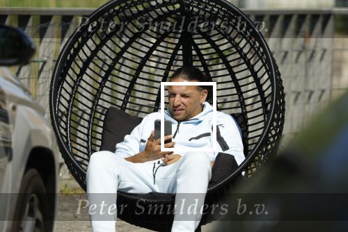 Almere 9 mei 2026
Ali B bij zijn huis een paar dagen na de uitspraak . Hij geniet lekker van het zonnetje
