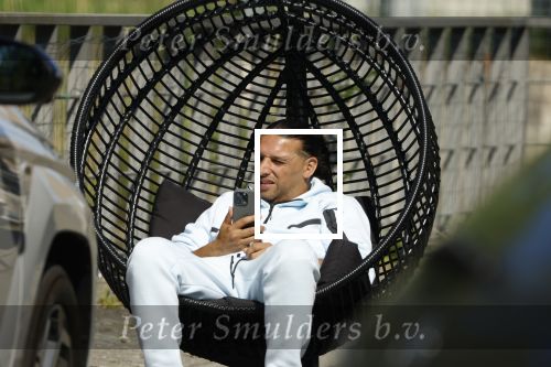 Almere 9 mei 2026
Ali B bij zijn huis een paar dagen na de uitspraak . Hij geniet lekker van het zonnetje