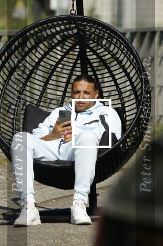 Almere 9 mei 2026
Ali B bij zijn huis een paar dagen na de uitspraak . Hij geniet lekker van het zonnetje