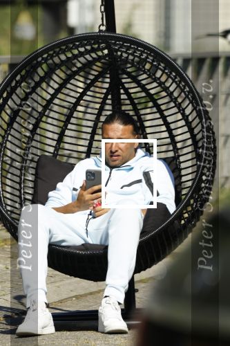 Almere 9 mei 2026
Ali B bij zijn huis een paar dagen na de uitspraak . Hij geniet lekker van het zonnetje
