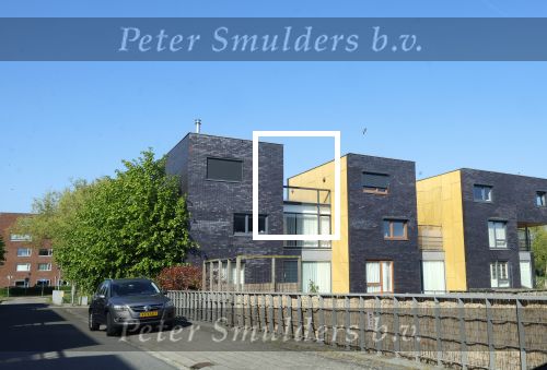 Almere 9 mei 2026
Ali B bij zijn huis een paar dagen na de uitspraak . Hij geniet lekker van het zonnetje