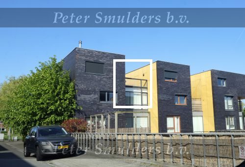 Almere 9 mei 2026
Ali B bij zijn huis een paar dagen na de uitspraak . Hij geniet lekker van het zonnetje