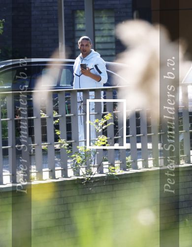 Almere 9 mei 2026
Ali B bij zijn huis een paar dagen na de uitspraak . Hij geniet lekker van het zonnetje