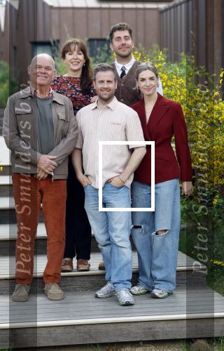 Hoenderloo 7 mei 2026
Perspresentatie cast musical We zijn toch familie -. De cast bestaat uit : Paul de Leeuw, Annick Boer, Bart van Veldhoven, Martijn Kardol en RenÃ©e de Gruijl