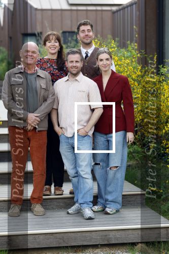 Hoenderloo 7 mei 2026
Perspresentatie cast musical We zijn toch familie -. De cast bestaat uit : Paul de Leeuw, Annick Boer, Bart van Veldhoven, Martijn Kardol en RenÃ©e de Gruijl