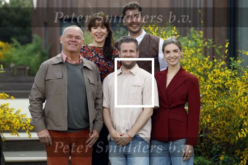 Hoenderloo 7 mei 2026
Perspresentatie cast musical We zijn toch familie -. De cast bestaat uit : Paul de Leeuw, Annick Boer, Bart van Veldhoven, Martijn Kardol en RenÃ©e de Gruijl
