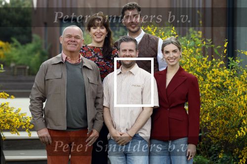 Hoenderloo 7 mei 2026
Perspresentatie cast musical We zijn toch familie -. De cast bestaat uit : Paul de Leeuw, Annick Boer, Bart van Veldhoven, Martijn Kardol en RenÃ©e de Gruijl