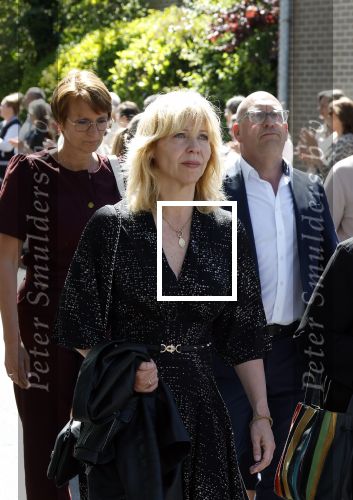 s Gravenzande 1 mei 2026
Begrafenis Jade Kops . Koningin Maxima heeft een mooi bloemstuk gestuurd . Claudia de Breij kwam met haar vader en moeder