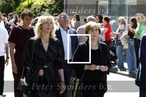 s Gravenzande 1 mei 2026
Begrafenis Jade Kops . Koningin Maxima heeft een mooi bloemstuk gestuurd . Claudia de Breij kwam met haar vader en moeder