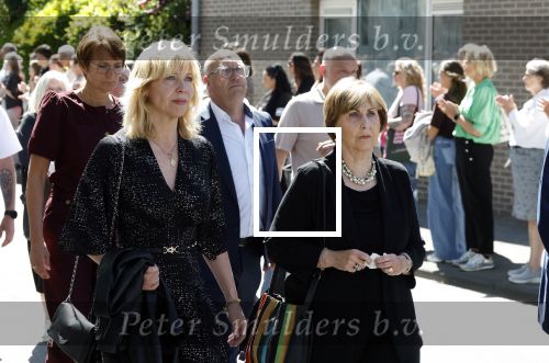 s Gravenzande 1 mei 2026
Begrafenis Jade Kops . Koningin Maxima heeft een mooi bloemstuk gestuurd . Claudia de Breij kwam met haar vader en moeder