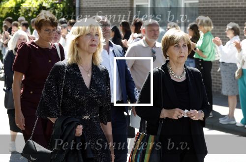 s Gravenzande 1 mei 2026
Begrafenis Jade Kops . Koningin Maxima heeft een mooi bloemstuk gestuurd . Claudia de Breij kwam met haar vader en moeder