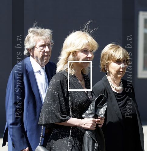 s Gravenzande 1 mei 2026
Begrafenis Jade Kops . Koningin Maxima heeft een mooi bloemstuk gestuurd . Claudia de Breij kwam met haar vader en moeder