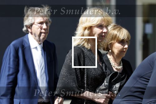 s Gravenzande 1 mei 2026
Begrafenis Jade Kops . Koningin Maxima heeft een mooi bloemstuk gestuurd . Claudia de Breij kwam met haar vader en moeder