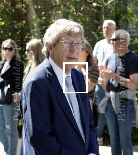 s Gravenzande 1 mei 2026
Begrafenis Jade Kops . Koningin Maxima heeft een mooi bloemstuk gestuurd . Claudia de Breij kwam met haar vader en moeder