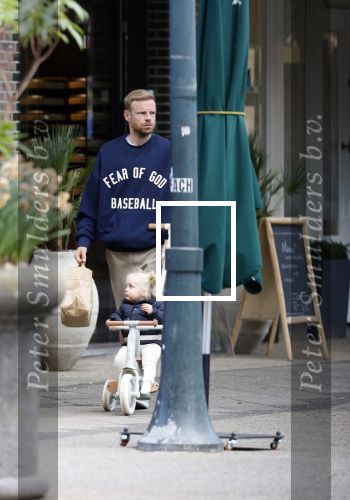 Amsterdam 7 mei 2026
Davy Klaassen aan het winkelen met zijn dochtertje