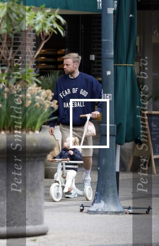 Amsterdam 7 mei 2026
Davy Klaassen aan het winkelen met zijn dochtertje